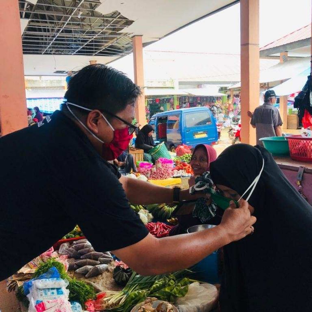 Bagikan Masker di Pasar, Sahabat Hakim Disambut Antusias Warga