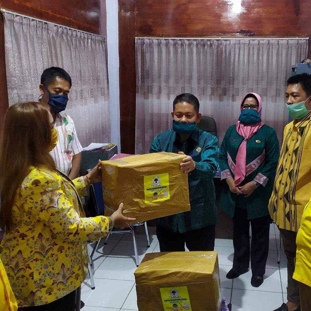 Partai Golkar Sumbangkan APD Untuk Tenaga Medis Di Kolaka