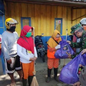 Kodim 1412 Kolaka, Salurkan Bantuan Pangdam XIV Hasanuddin Untuk Warga Terdampak Covid-19