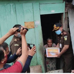 Kejari Kolaka Salurkan Bantuan Sembako ke Warga Terdampak Covid-19