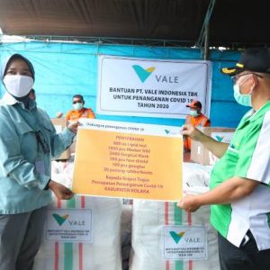 PT. Vale Serahkan Bantuan 9.120 Rapid Test Kit ke Gugus Tugas Kolaka