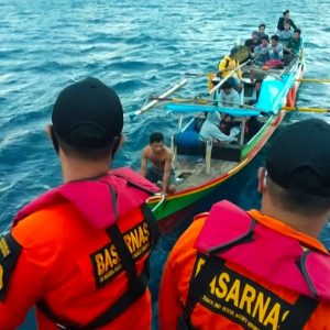 Tim SAR Evakuasi Warga yang Perahunya Rusak di Tengah Laut
