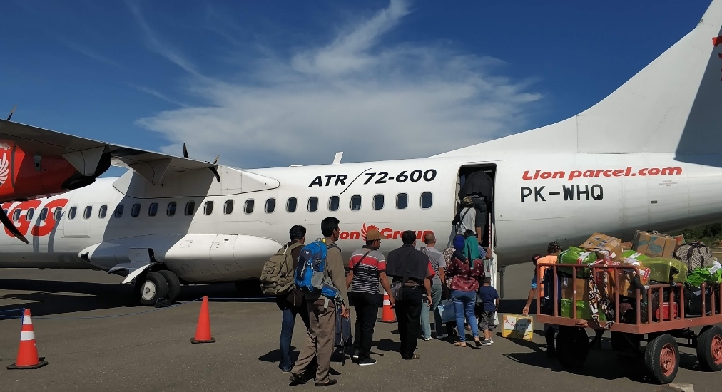 Aktivitas muat penumpang salah satu maskapai di Bandara Saniban Kolaka sebelum ditutup akibat Covid-19