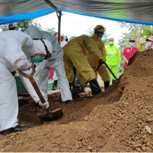 Jenazah Pasien Covid-19 Kolaka dimakamkan di Kampungnya