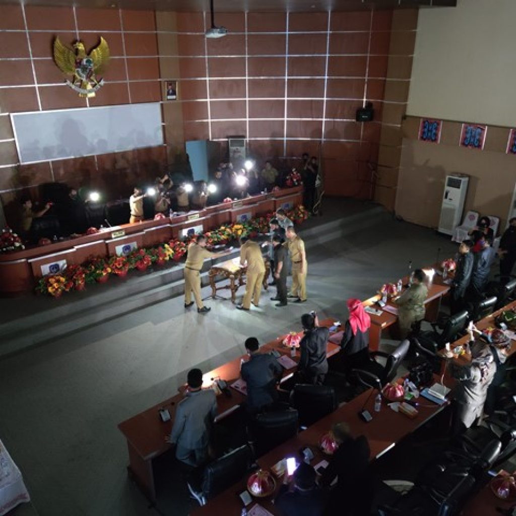 Panandatangan penetapan Laporan Keterangan Pertanggungjawaban Bupati Kolaka tahun Anggaran 2019 di Aula DPRD Kolaka saat lampu padam