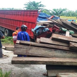 Mobil Truk pengangkut kayu terbalik di Kolaka