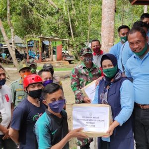 Kejaksaan Negeri Kolaka serahkan bantuan kepada petugas taman wisata