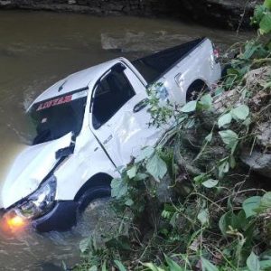 Pengemudi salah injak pedal, mobil Pick-up terjun ke sungai