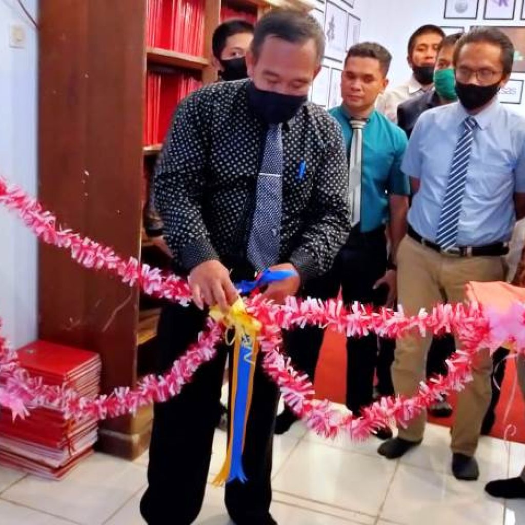 Peresmian klinik karya ilmiah dan teras baca USN Kolaka