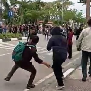 Demo mahasiswa tuntut Perusda hentikan penggunaan jalan umum ricuh