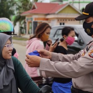 Cegah Penyebaran Covid-19, Polsek Kolaka Bagikan Masker Gratis