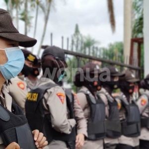 Polwan-polwan cantik tetap gunakan masker saat bertugas