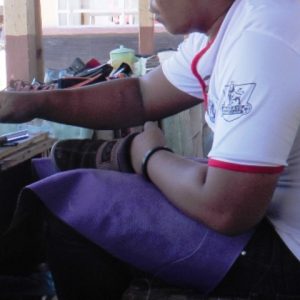 Perjuangan Penjahit Sepatu Mengais Rezeki