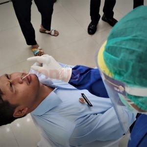 Pegawai Rutan Kolaka Saat Tes Swab Antigen