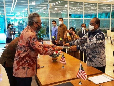 Putra asal Kolaka H.Bahar Ngitung (Batik biru) yang dilantik menjadi Konsul kehormatan Negara Malaysia untuk Indonesia berkedudukan di Makassar