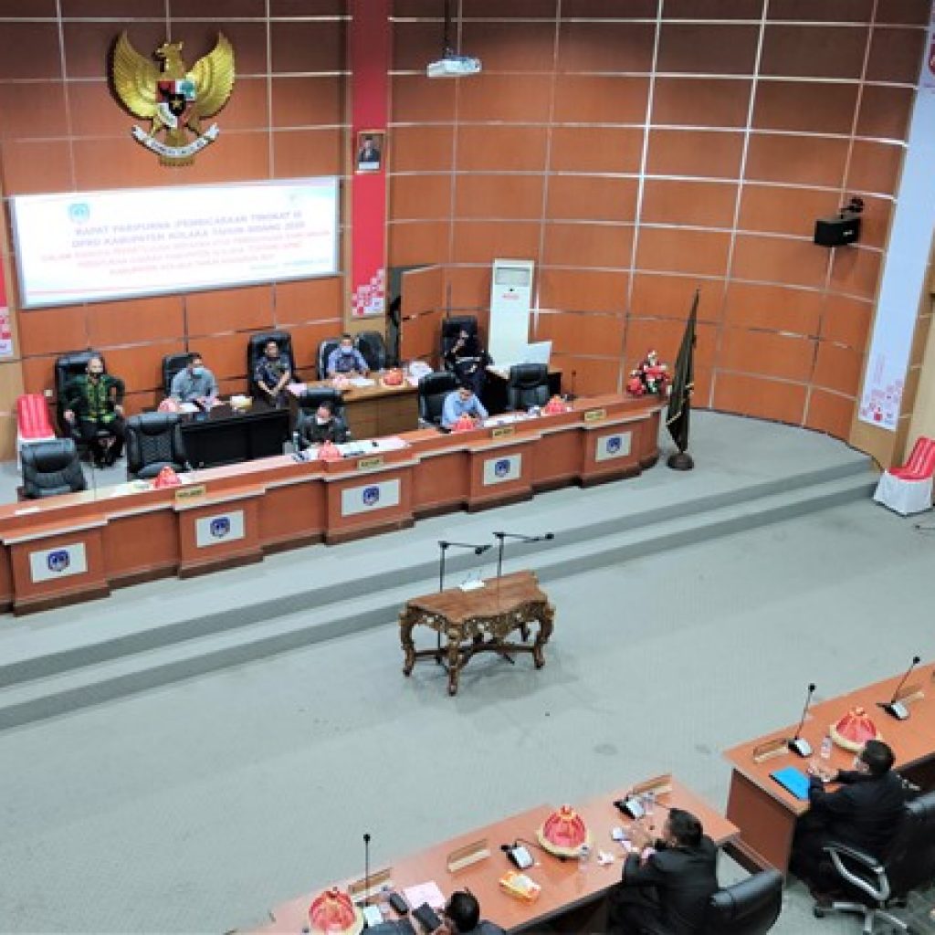 Wakil Bupati Kolaka, Muh Jayadin saat membacakan pendapat akhir dalam paripurna persetujuan DPRD Kolaka