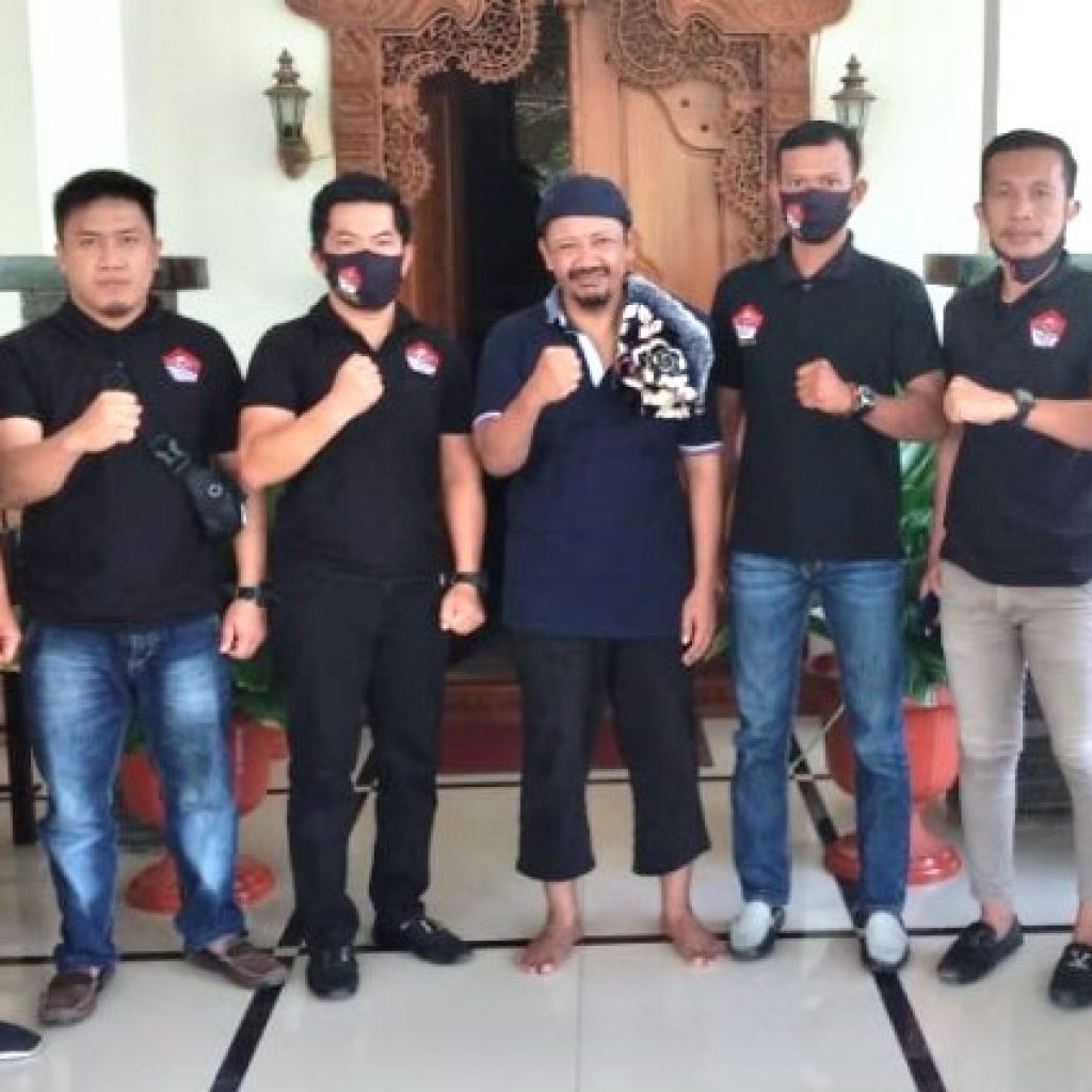 Rektor USN Kolaka, Azhari (tengah) bersama penguru TAAWU Mekongga