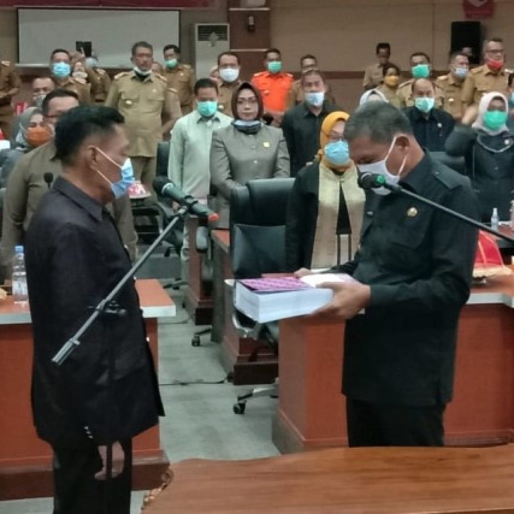 Penyerahan R-APBD 2021 Kolaka dari Bupati Kolaka, Ahmad Saefi kepada Wakil Ketua DPRD Kolaka, Syarifuddin Baso Rantegau