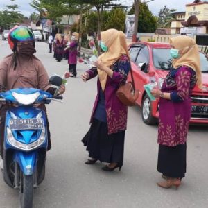 Peringati hari Ibu, dharma wanita USN Kolaka bagikan masker