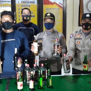 Operasi cipta kondisi Polsek Kolaka amankan Miras dan Sajam