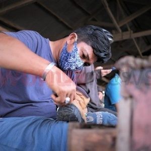 Tukang jahit sepatu yang tetap patuhi protokol kesehatan