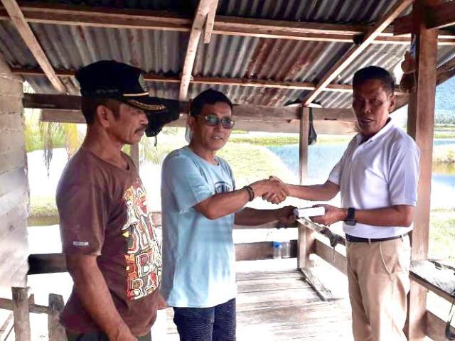 Legislator PDI-P Kolaka, Syarifuddin Baso Rantegau (baju putih) saat menyalurkan bantuan uang tunai kepada korban banjir Kolaka Utara