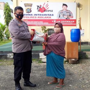 Polsek Kolaka salurkan bantuan beras kepada warga terdampak Covid-19