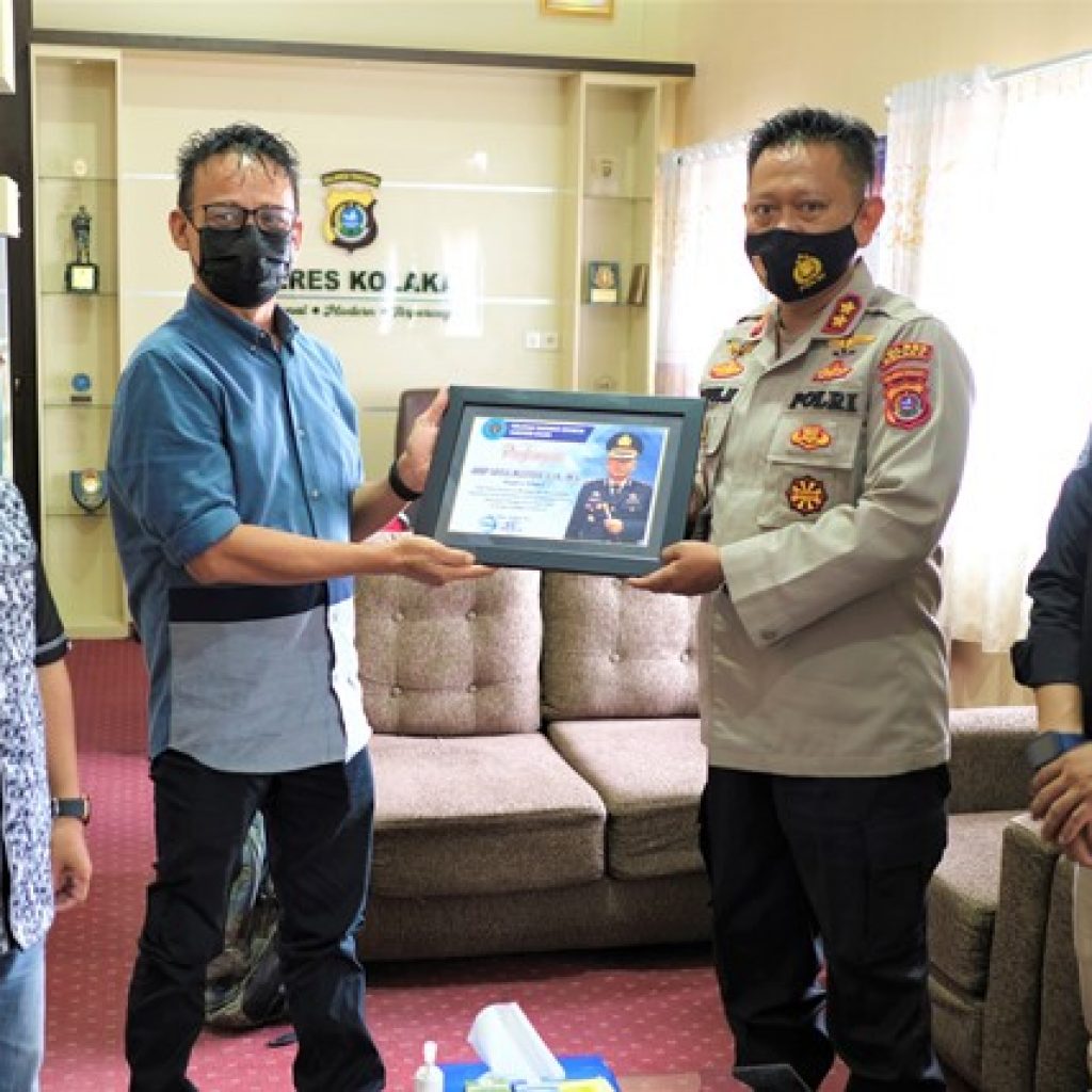PWI Kolaka berikan Penghargaan kepada Kapolres Kolaka