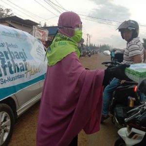 Tebar Ifthar Akbar, Muslimah DPD Wahdah Islamiyah Kolaka Salurkan 1.400 Paket Buka Puasa