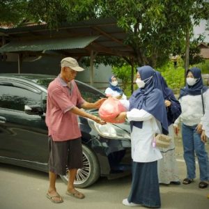 Ibu-Ibu Persatuan DPRD Kolaka salurkan bantuan sembako kepada dhuafa