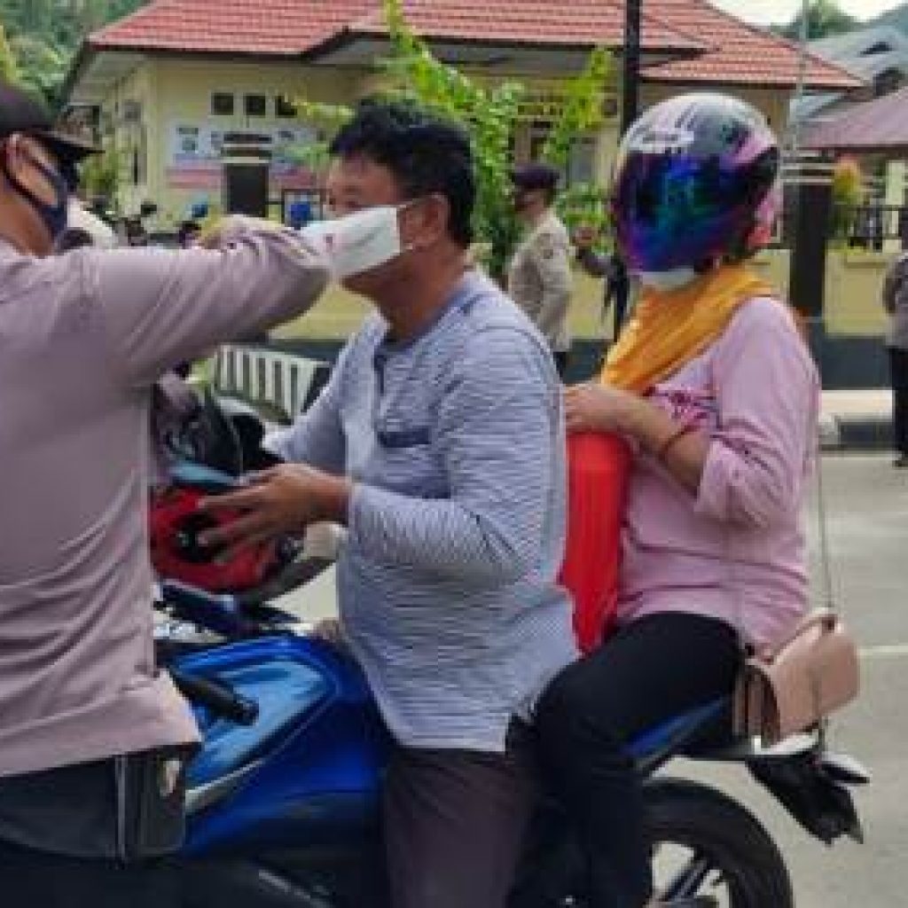 Polisi di Kolaka turun kejalan ingatkan warga taat protokol kesehatan