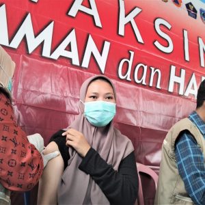 Ratusan Warga Antusias Ikuti Vaksinasi Gratis di Polsek Kolaka