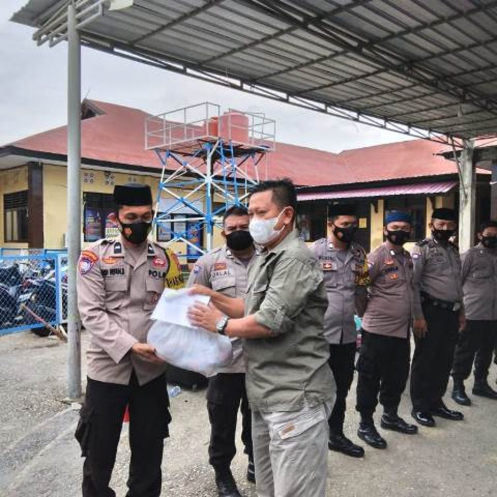 Hindari kerumunan Polres Kolaka distribusi hewan kurban “door to door”