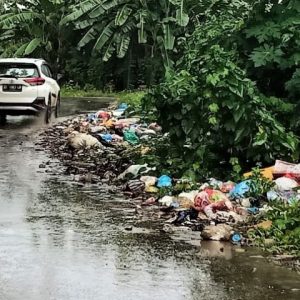 Tumpukan Sampah Tutupi Sebagian Ruas Jalan