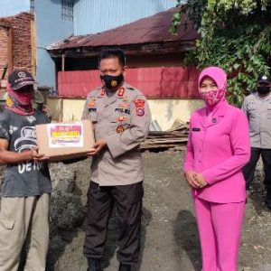 Polisi Kolaka bagikan bantuan sosial bagi warga terdampak COVID-19