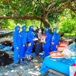 TNI AL Kolaka berikan bantuan sembako warga pesisir terdampak COVID-19