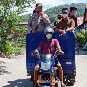 Polisi dan petugas puskesmas turun ke jalan ajak warga ikut vaksin