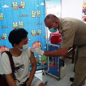 Warga Kelurahan Watuliandu Kolaka Ramai-Ramai Ikut Vaksinasi