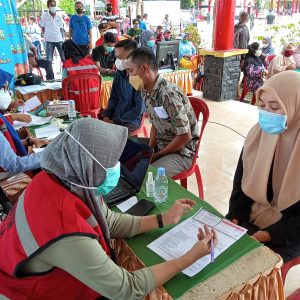 Foto: Ratusan Warga Kolaka Ikuti Vaksinasi Massal