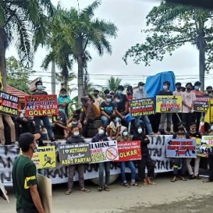 Simpatisan Partai Golkar Duduki Kantor Golkar Kolaka