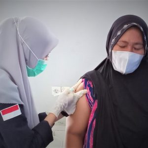 Foto: Kegiatan vaksinasi di KUPP Kelas III Kolaka di padati warga