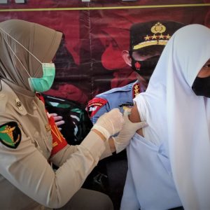 Foto: Pelajar SMKN 1 Kolaka divaksinasi