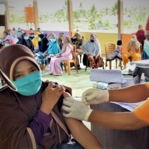 Foto: Warga Desa di Kolaka Tak Mau Ketinggalan Vaksinasi