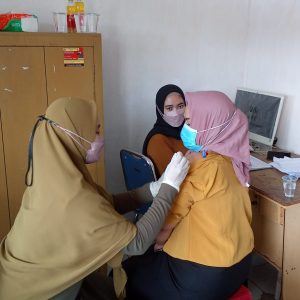 Ratusan pedagang pasar di PRM Kolaka ikuti vaksinasi