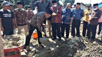 Wakil Bupati Kolaka Meletakan Batu Pertama Pembangunan Masjid Al-Hidayah Puundoho