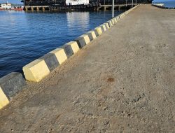 Masyarakat Pertanyakan Kapal Tongkang Yang Sandar di Pelabuhan Pomalaa