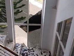 Mahasiswa Teknik Demo DPRD Kolaka, Kaca Kantor Berserakan Akibat Lemparan Batu