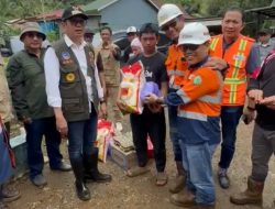 Bupati Serahkan Bantuan Pada Warga Terdampak Luapan Sungai Lapao-pao