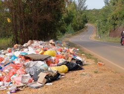 Sampah Berserakan di Jalan Poros Kolaka-Pomalaa Disorot Warga