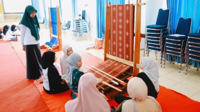 PT Antam UBP Nikel Kolaka Berdayakan UMKM Memberikan Pelatihan Produk Kerajinan Lokal